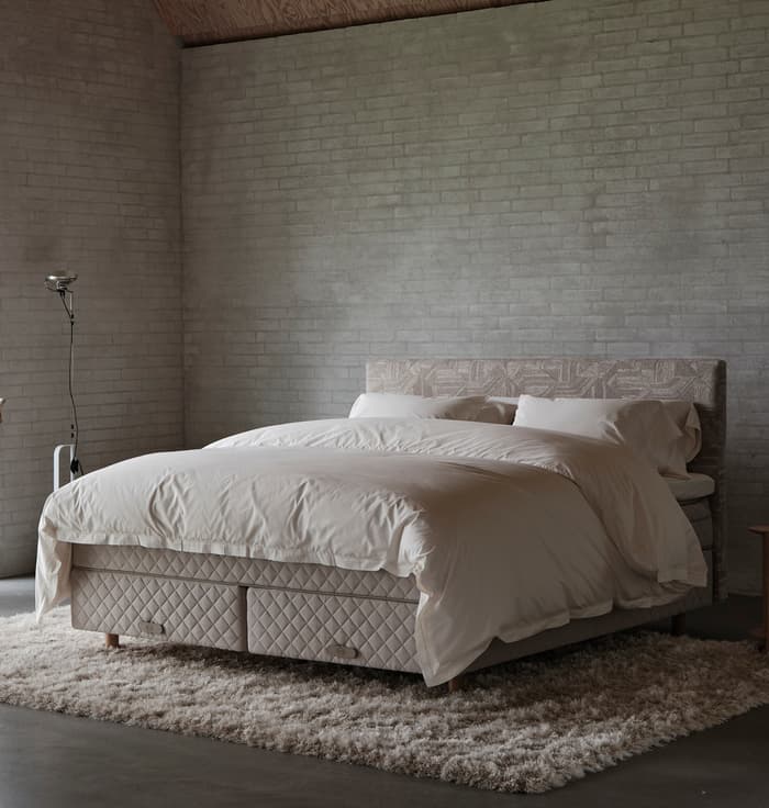 bed_continental_dux-80_sustainable-comfort_pie_comfort_astoria-headboard_4.jpg